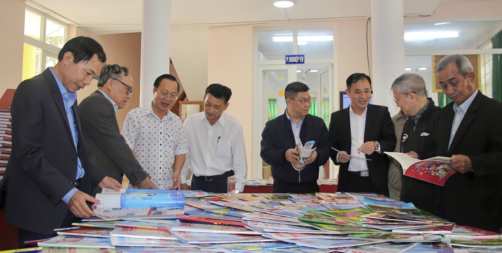Các đại biểu tham quan các ấn phẩm báo Xuân Quý Mão 2023.